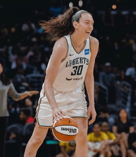 “Breanna Stewart Shatters WNBA Single-Season Scoring Record in Thrilling Win Against the Wings”