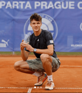 “Jakub Mensik: The 17-Year-Old Tennis Sensation Making Waves at the US Open”