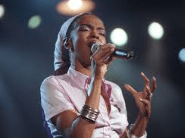 “Silent Encore: Lauryn Hill Delays Philadelphia Concert to Preserve Her Vocal Harmony”