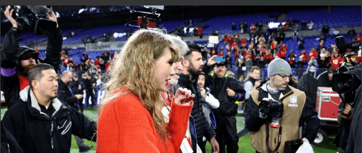 Taylor Swift Steals the Show in Erin Andrews’ Iconic Jacket at Super Bowl, While Mahomes and Kelce Elevate Fashion Game”
