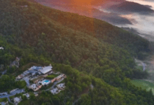 “Blackberry Mountain: A Luxurious Retreat in the Great Smoky Mountains with Nature’s Embrace”