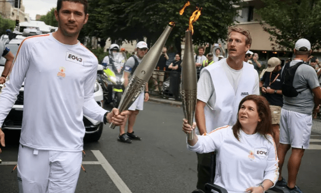 “Lebanese Photojournalist Honors Fallen Colleagues by Carrying Olympic Torch in Paris”